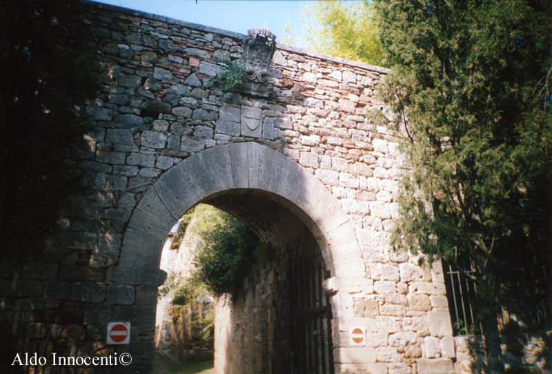 L'UNICA PORTA DI ACCESSO AL BORGO DI POGGIO SANTA CECILIA